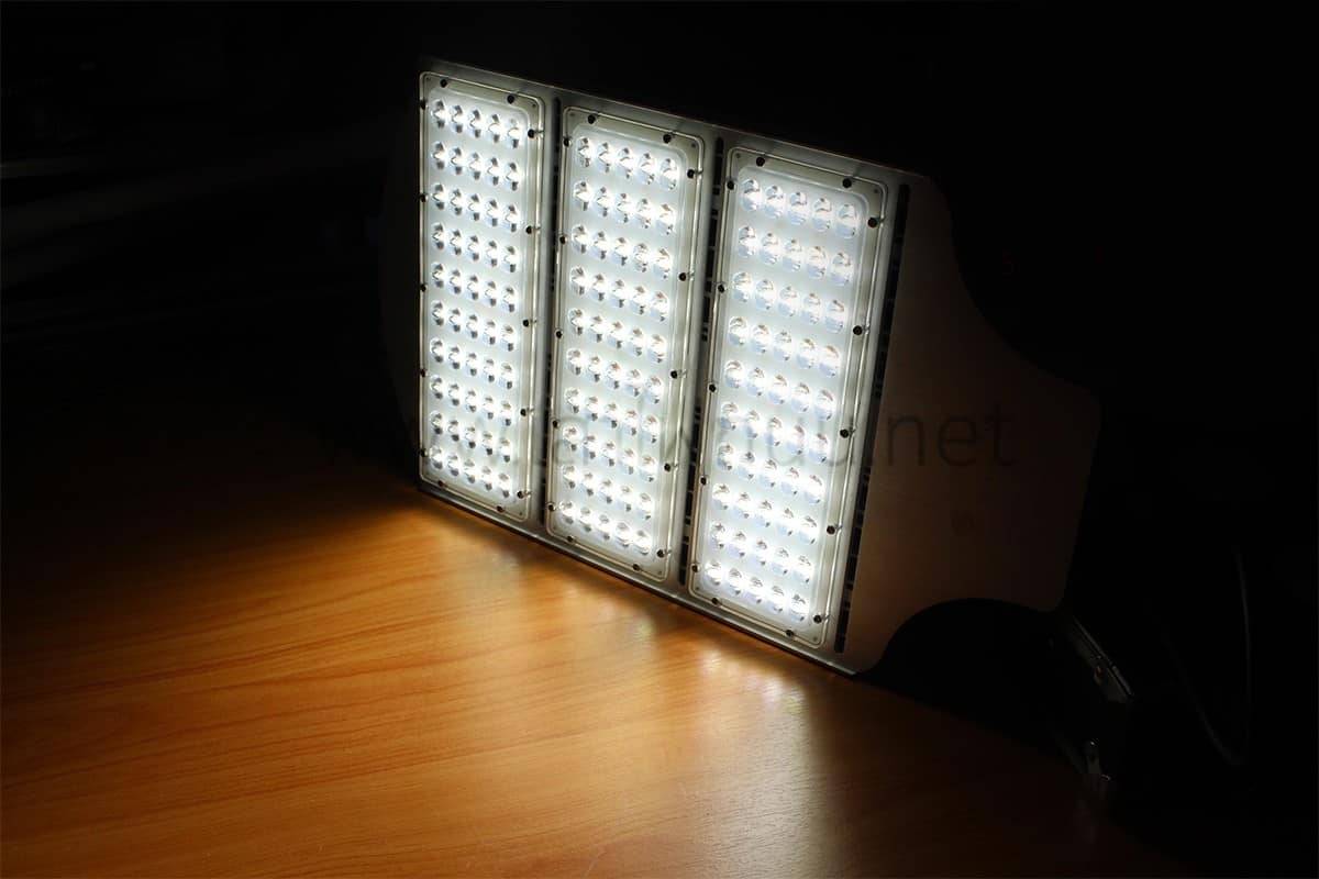 โคมไฟถนน LED150w แสงขาว ยี่ห้อIwachi